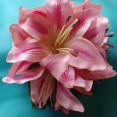 ピンクの花デザイン ヘアアクセサリーのサムネイル