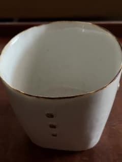 陶芸家「内藤美弥子」作の白磁カップ。独特の茶色の縁取り。底にサイン