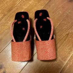 花柄 赤 下駄 木製 ゴム底➖新品未使用のサムネイル