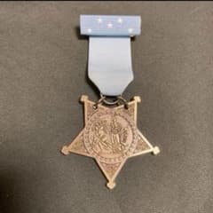 激レア品　アメリカ　アメリカ軍　勲章　最高位勲章　殊勲勲章（米国航空宇宙軍） アメリカ軍 勲章 アメリカ 最高位勲章 海軍名誉勲章 レア - メルカリ