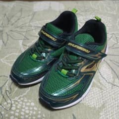 １９センチ　 キッズ用緑色メッシュスニーカーのサムネイル