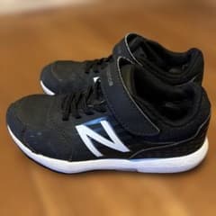 大人気！New Balance キッズスニーカー ブラックのサムネイル