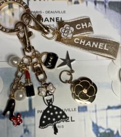 CHANEL ホリデーカメリア CHANELダブルリボンチャーム他キーリング付きのサムネイル
