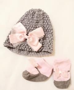 ピンクリボン付き グレーベビー帽子と靴下セット 新生児 お祝いのサムネイル