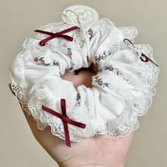 桜桃さくらんぼレースシュシュ　ハンドメイドシュシュ　ヘアゴム　ヘアアクセサリーのサムネイル