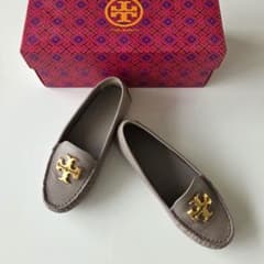 TORY BURCH ローファー グレージュ サイズ5　新品のサムネイル