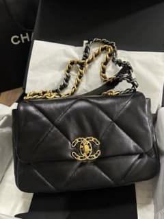 CHANEL ブラック レザー ショルダーバッグ - メルカリ