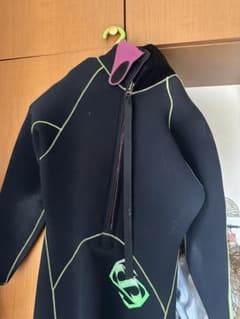 黒のフルスーツ ウェットスーツのサムネイル