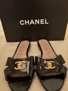 CHANEL ターンロックブラックレザーサンダル ゴールドロゴ36 - メルカリ