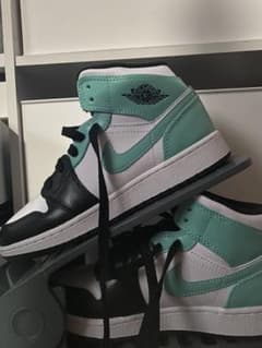 NIKE AIR JORDAN 1 MID "TROPICAL TWIST"のサムネイル