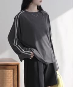 袖ラインシアートップスのサムネイル