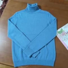 ユニクロ カシミア100％タートルネックセーター　Mサイズのサムネイル