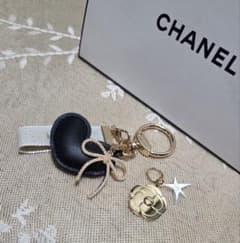 新品未使用　カメリア社外品バッグ　CHANELノベルティチャーム　カード付 CHANEL 2025限定 カメリア チャーム 付♡キーリング - メルカリ