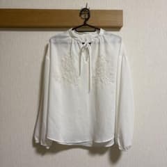 ホワイト 刺繍入り長袖ブラウスのサムネイル