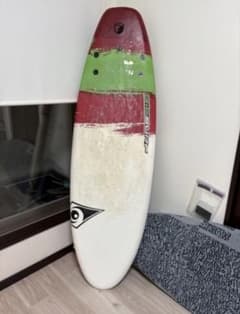 ショートボード 赤・緑・白 3フィン - メルカリ