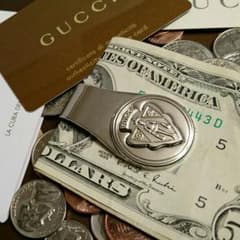 綺麗GUCCI グッチ マネークリップ シルバークレストロゴ 札財布のサムネイル