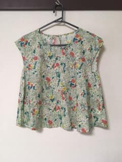 《ゆっちさま専用》《新品未使用》花柄ブラウスのサムネイル