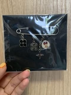 WINGSグッズ　 ホソク　ブローチ　公式　BTSのサムネイル