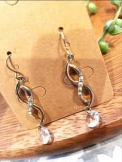 ツイストデザイン クリスタルドロップシルバー ピアス