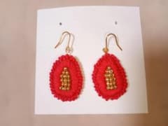 赤い刺繍ピアス ゴールドビーズ ハンドメイドアクセサリーのサムネイル