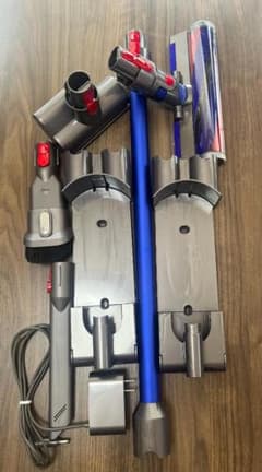 Dyson V8 Slim Fluffy 2.15kg　※ブラケット2個あり！
