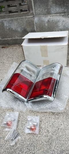 春陽さん専用 キャラバン E24 赤/白テールランプ外品、バルブ付【新品