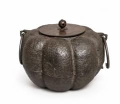 【時代物】龍文堂造 南瓜型 鉄瓶 銅蓋（透かし摘み）煎茶道具 骨董品 時代物】龍文堂造 南瓜型 鉄瓶 銅蓋（透かし摘み）煎茶道具 骨董品