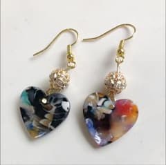 ハンドメイドピアス ハート キラキラのサムネイル