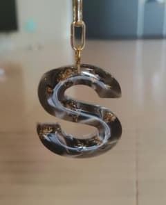 レジンイニシャルキーホルダー【Ｓ】のサムネイル