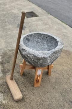 ⑧石臼　2枚　39㎝✖️39㎝　引き取り限定 石臼 杵 セット 木製台座付き 引き渡し可 - メルカリ