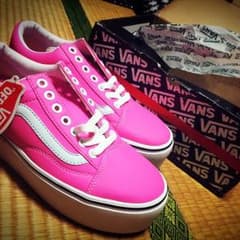 新品 箱あり VANS  蛍光ピンク 厚底スニーカーのサムネイル