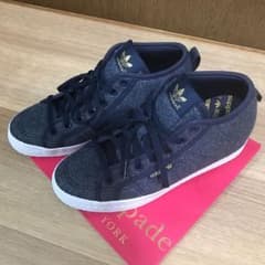 adidas 新品スニーカー　インヒールのサムネイル