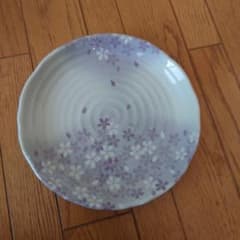 桜の花柄 紫色の皿のサムネイル