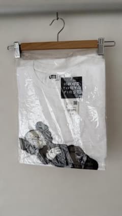 未開封新品）KAWS TOKYO FIRST Tシャツ ホワイト Lのサムネイル