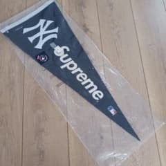 Supreme New York Yankees ペナント 記念グッズ - メルカリ