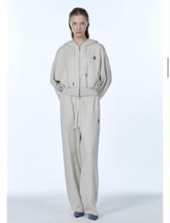 【新品未使用】WOOALONG シグネチャー クロップフードジップアップのサムネイル