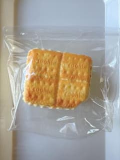 食べかけクリームサンドビスケット スクイーズのサムネイル