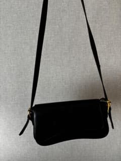 黒いレザーショルダーバッグのサムネイル