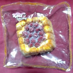 【ほぼ未使用】kikisquishy　L　苺クッキーケーキ　粉付き生クリームのサムネイル