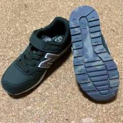 【新品】NBスニーカー　18cm カーキ ダークグリーンのサムネイル
