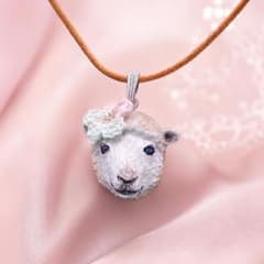 ヒツジ　ペンダント　編み物　スワロフスキー　｜　花飾りの動物ペンダントトップのサムネイル
