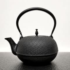 OIGEN 南部鉄器 鉄瓶　2リットル あられ模様 保管品・美品　和モダン OIGEN 南部鉄器 鉄瓶 2リットル あられ模様 保管品・美品 和モダン