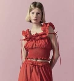 即完売⭐︎LILY BROWNリリーブラウン2WAYデコルテフリルトップス 赤