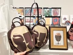 【美術館グッズ】円形 ショルダーバッグ パープル フェイスデザインのサムネイル