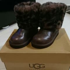 新品  UGG ブーツのサムネイル