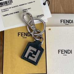 極美品　FENDI フェンディ　スクエアFF 　キーホルダー　ダークグリーン m33152433573_1.jpg?1725951213