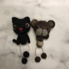 羊毛フェルト 猫とクマのブローチ 2点セットのサムネイル
