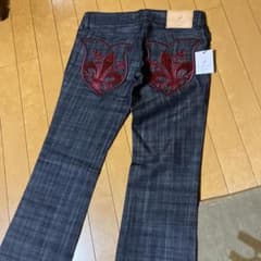 ダークブルーデニムパンツ 赤色フラワー刺繍のサムネイル