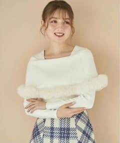 ノエラ ファートリムカラーニット トップス　23AW オフホワイトのサムネイル