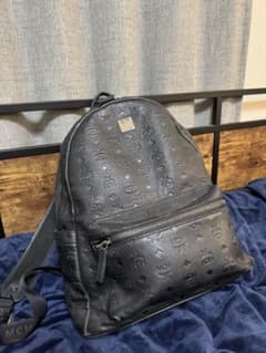 MCM 型押しブラック レザー リュックのサムネイル